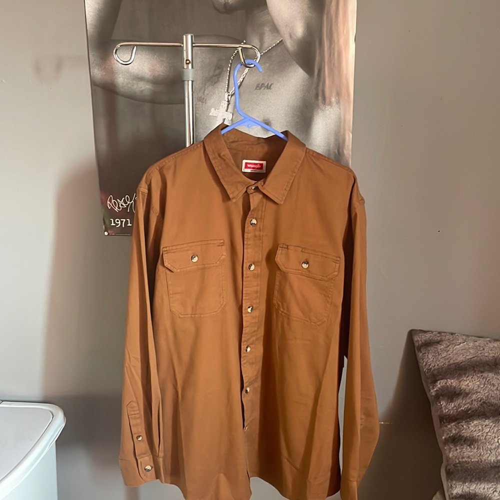 Selling this wrangler button down shirt, color: brown, tag is still on shirt
